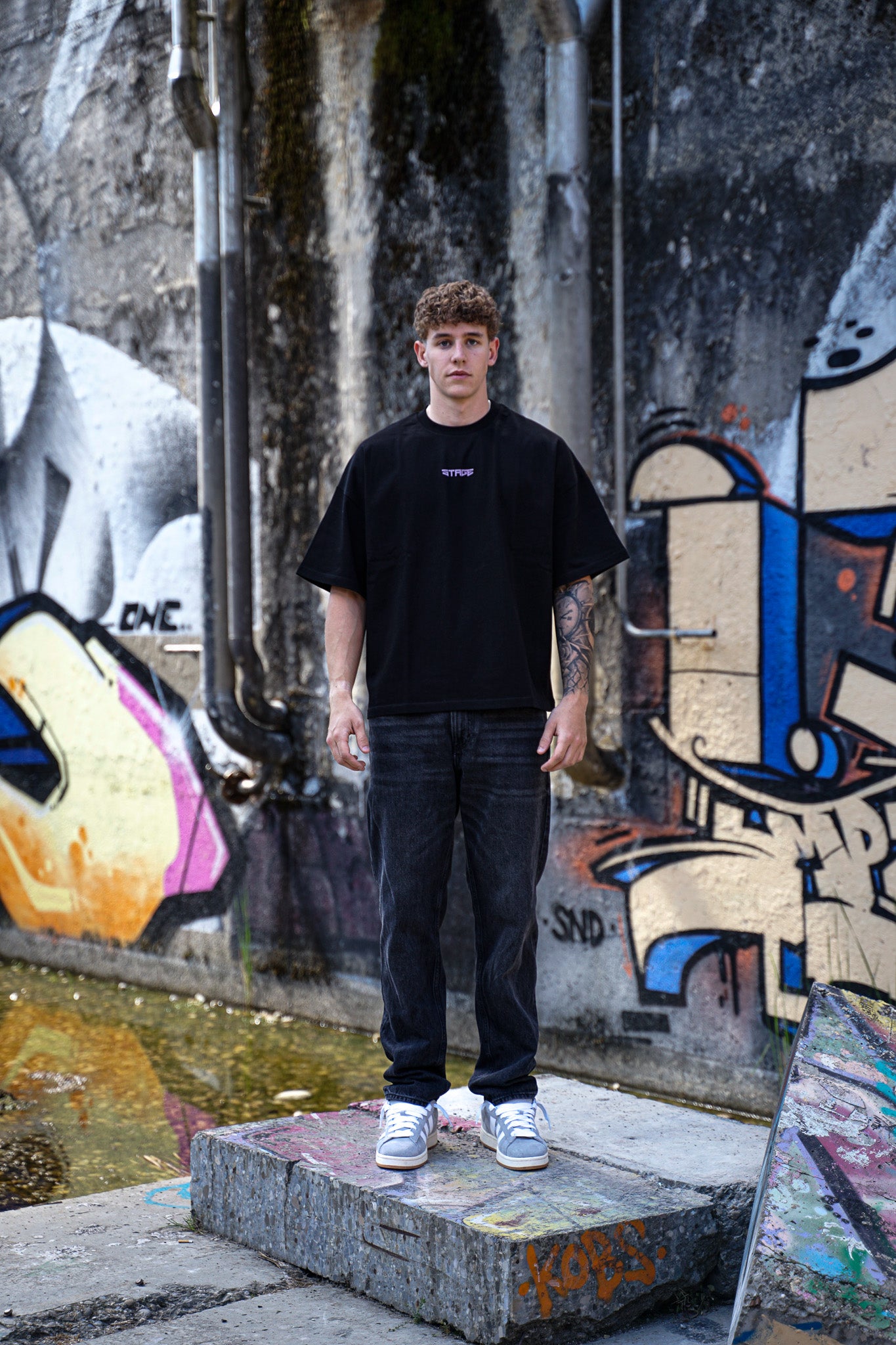 Black/ Violett Oversized Boxy Tee.