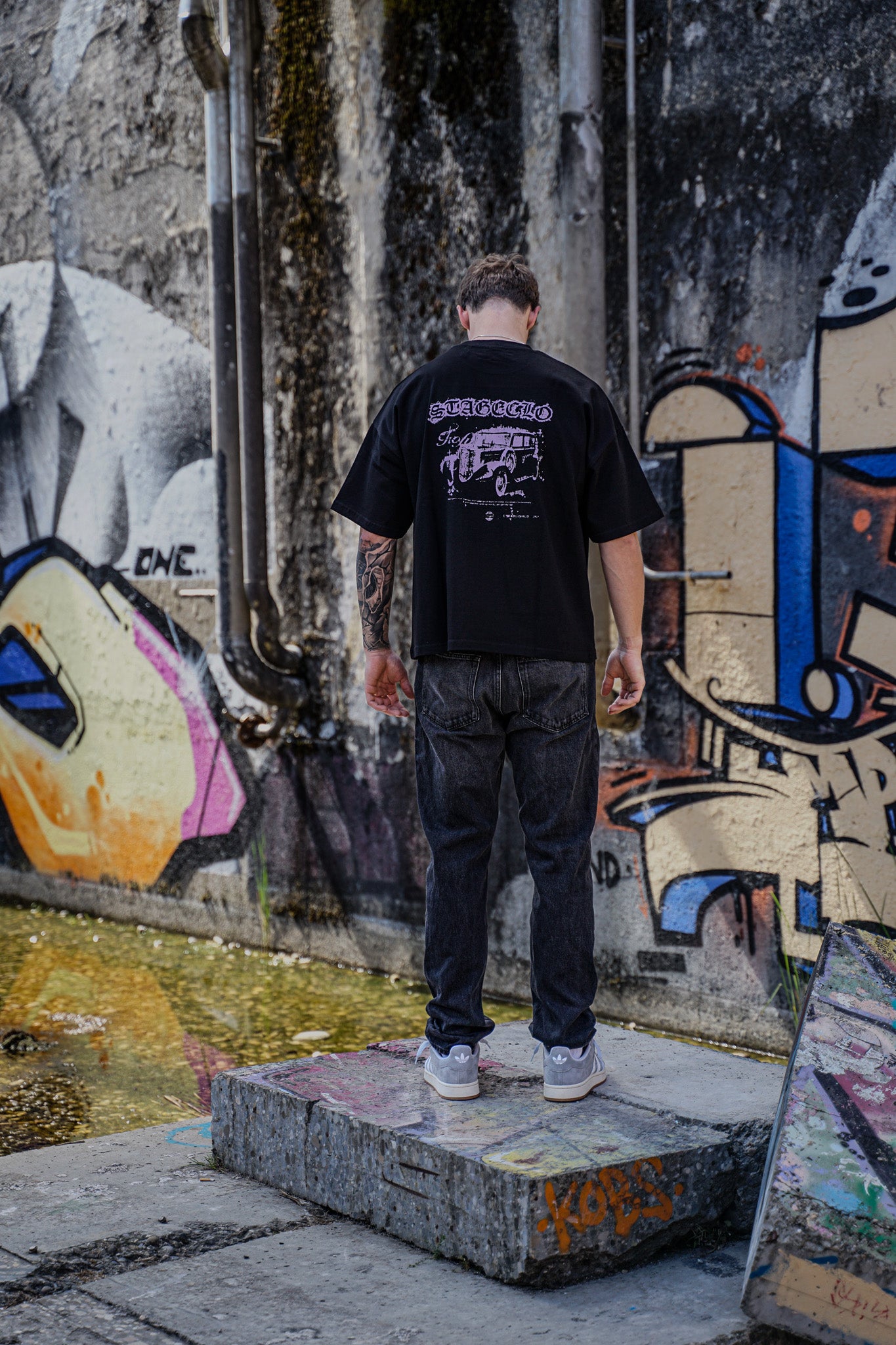 Black/ Violett Oversized Boxy Tee.